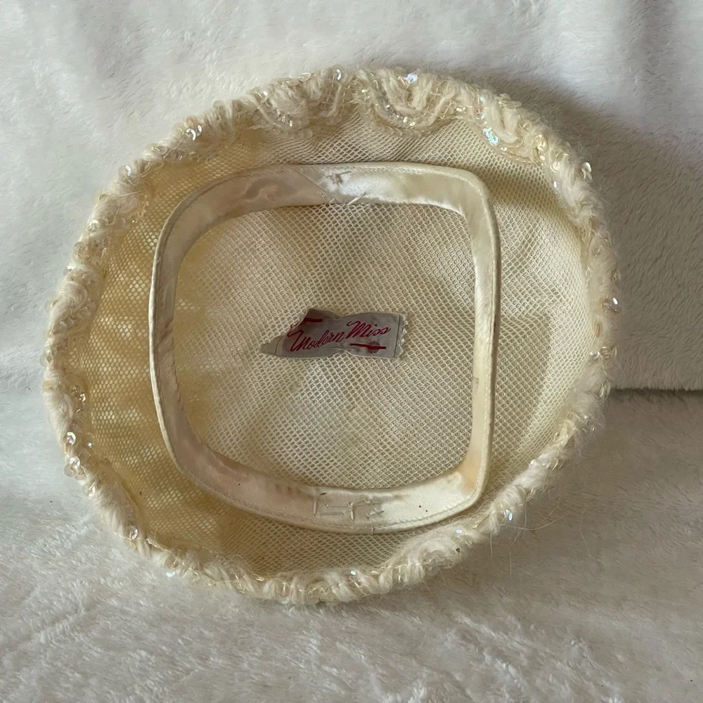 Amazing vintage Modern Miss cream iridescent sequence fascinator hat derby pill